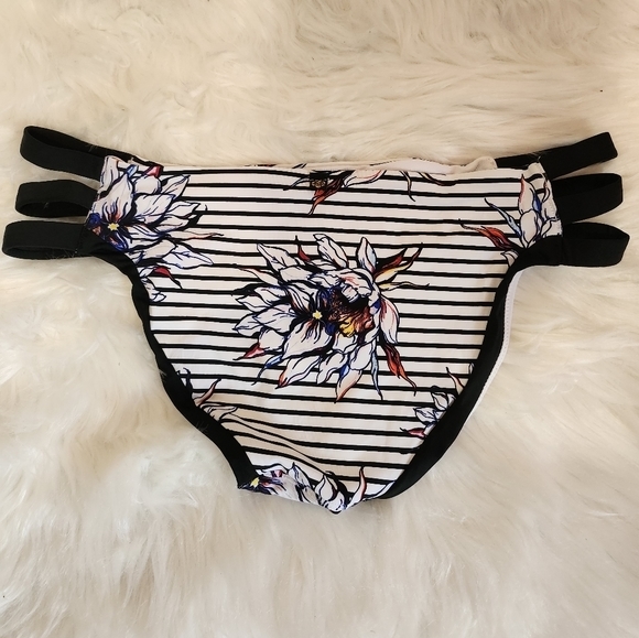 Flower bikini - Picture 3 of 4